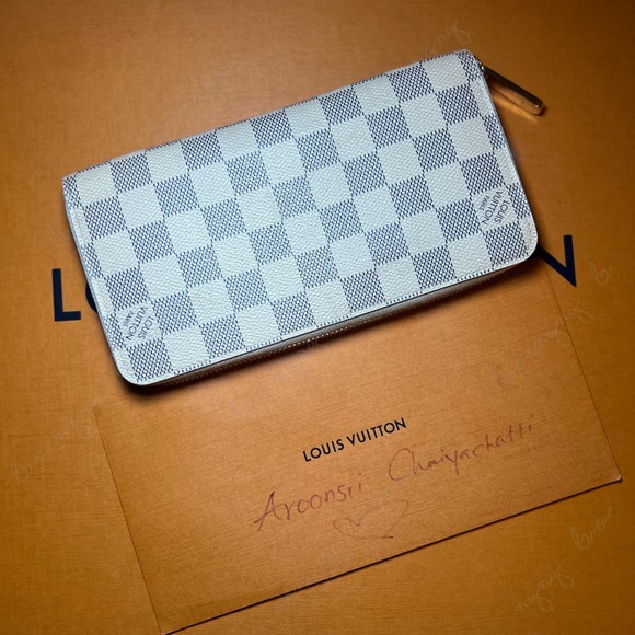 Like new! Zippy Wallet in azur - Picture 2 of 15